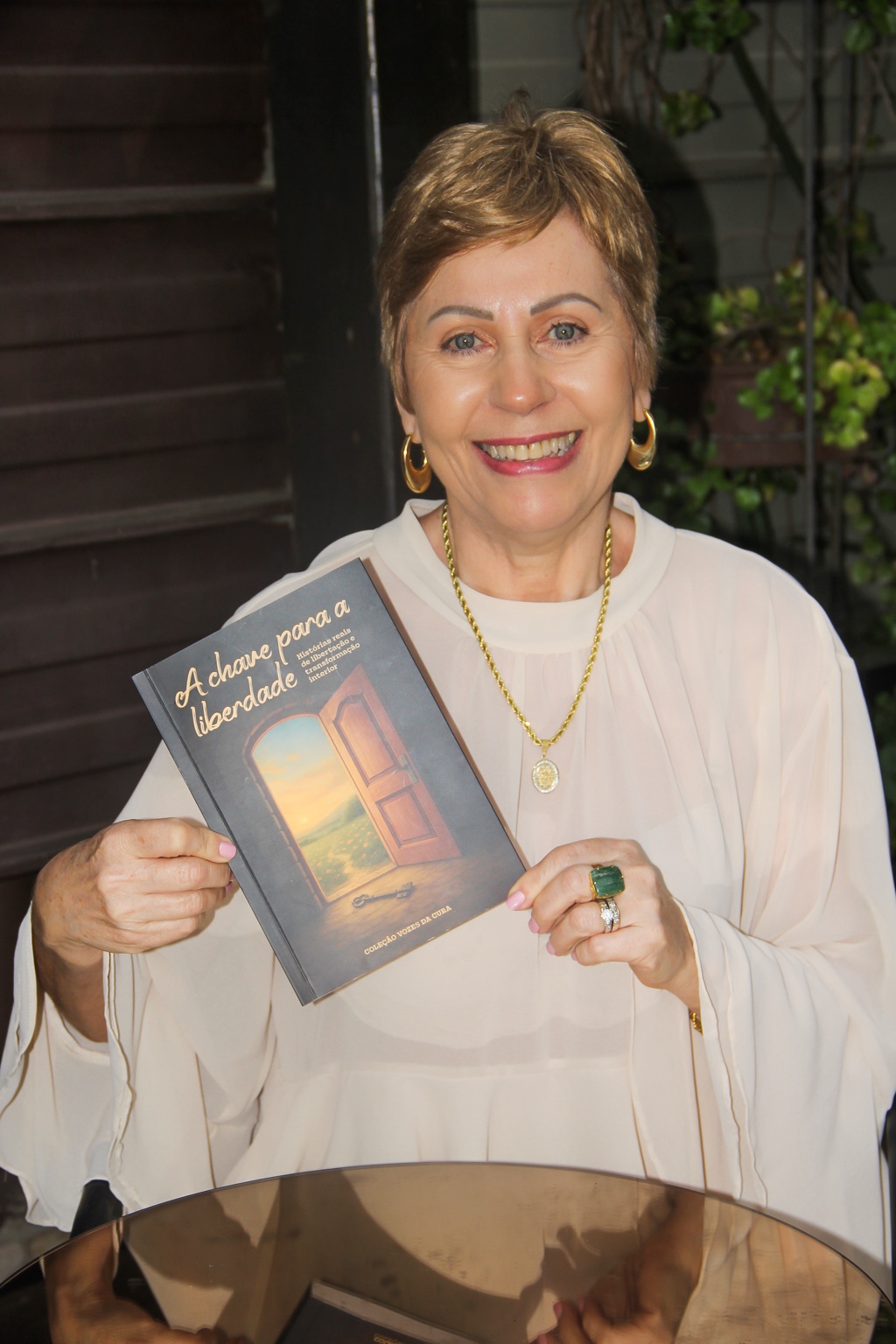 Lucimar Soranzo apresentando o livro A Chave para a Liberdade